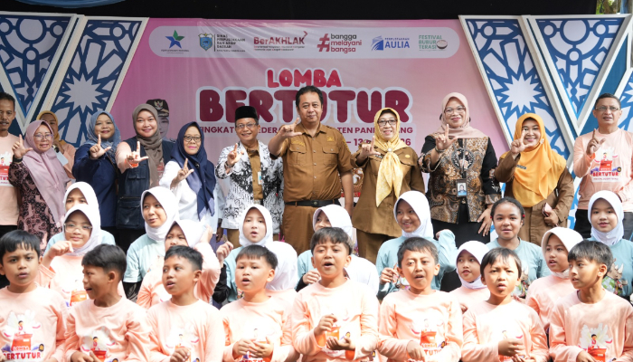 Foto bersama Asisten Daerah III dengan peserta Lomba Bertutur