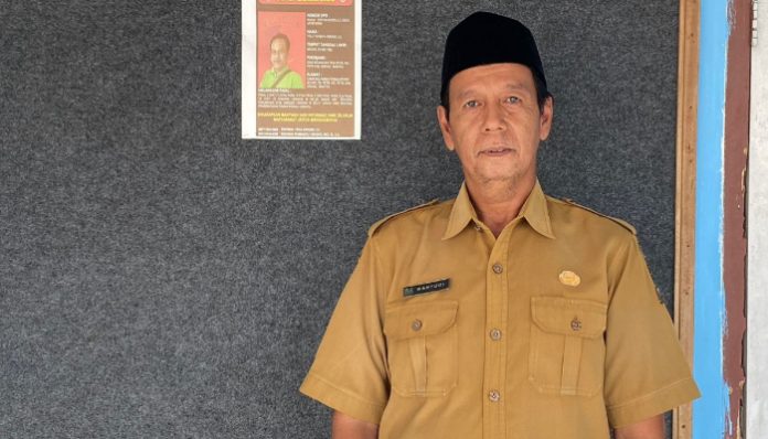 Kepala Desa Petir Wahyudi saat diwawancarai (Foto: Bantentv.com/ Riki)