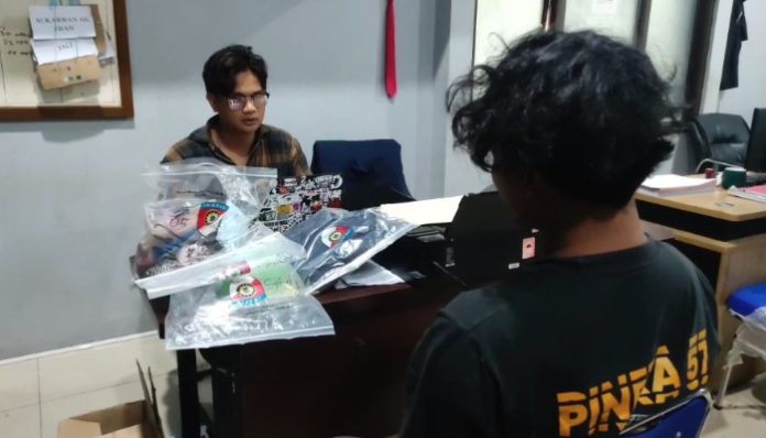 Terduga pelaku pembunuhan pacar di Pandeglang menyerahkan diri ke polisi (Foto: Bantentv.com/ Rangga)