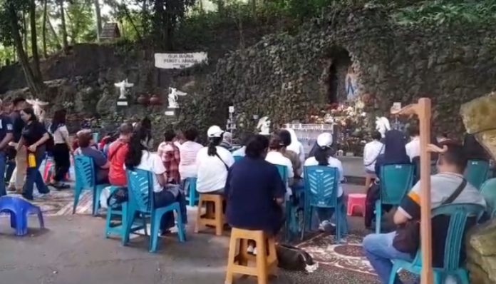 ‎Ribuan umat Katolik memadati Gua Maria Bukit Kanada pada Hari Kenaikan Yesus Kristus (Foto: Bantentv.com/ Nano)