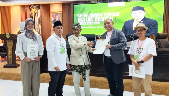 Bahrul Ulum saat ditetapkan sebagai Ketua IKA UIN SMH Banten periode 2026–2031 pada Munas III IKA UIN SMH Banten (Foto: Istimewa)
