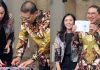 Peluncuran Museum Passport oleh Kemenbud RI Fadli Zon beserta Kepala MCB, Indira Estiyanti Nurjadin (Foto: Tangkapan layar Instagram/ Indonesian Heritage Agency)