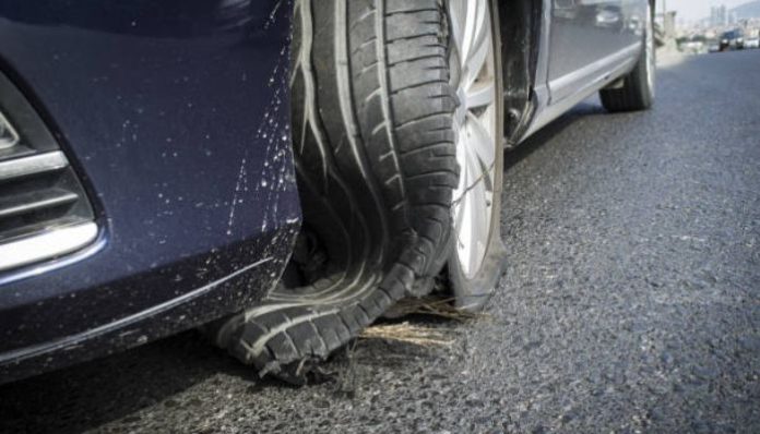 Ilustrasi mobil pecah ban (Foto/iStockphoto)
