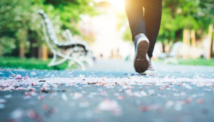 Ilustrasi silent walking (Foto: Canva/ Getty Images)