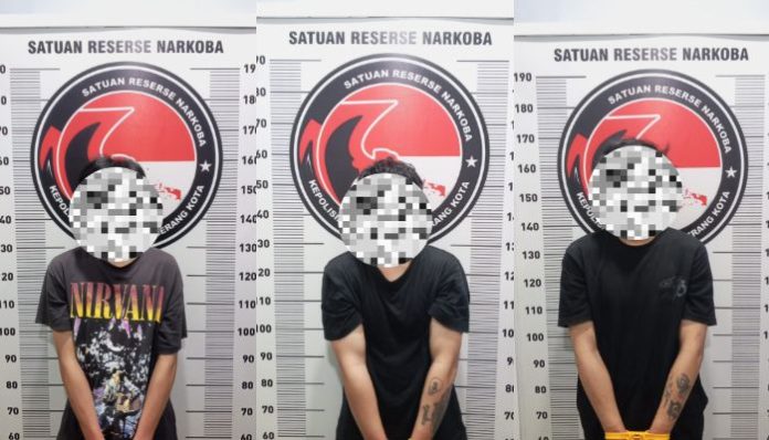 Tersangka kasus home industri pembuatan tembakau sintetis di wilayah Kecamatan Cipocok Jaya, Kota Serang (Foto: Bantentv.com/ Imron)