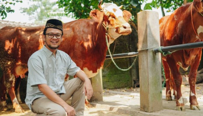 Ilustrasi hewan kurban dan pemiliknya (Foto: Canva/ Reezky Pradata's Images)