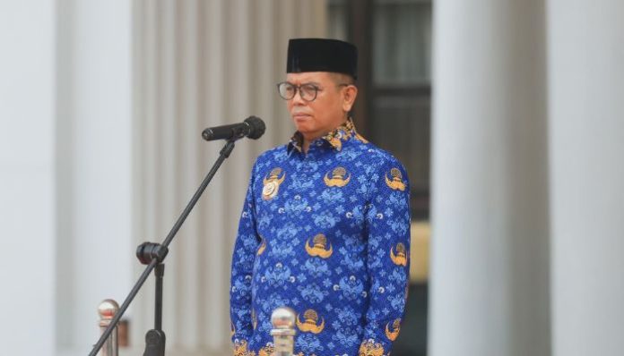 Gubernur Banten Andra Soni saat Upacara Hari Pendidikan Nasional (Hardiknas) di Lapangan Kantor Gubernur Banten (Foto: Bantentv.com/ Hendra)