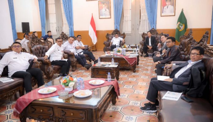 Gubernur Banten Andra Soni menerima paparan teknologi pengolahan sampah menjadi energi listrik dari PT Solusindo Sampah Energi di Gedung Negara Banten