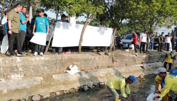 Gubernur Banten Andra Soni mengikuti kegiatan korve Gerakan Banten ASRI bersama ratusan peserta di kawasan Tamansari, Kota Serang