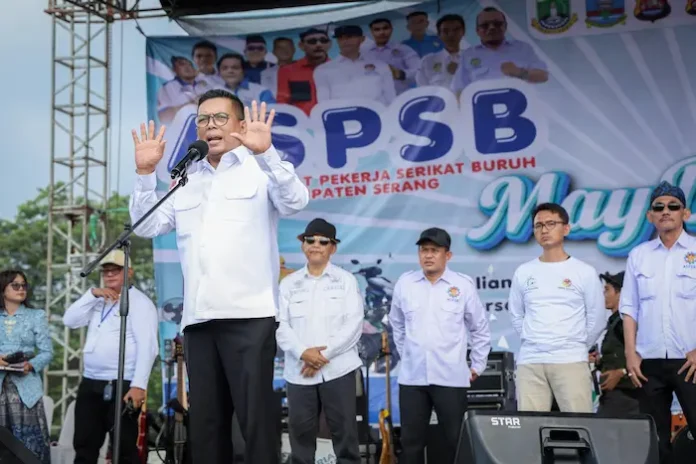 Gubernur Banten Andra Soni saat menghadiri peringatan May Day 2026 di Cikande