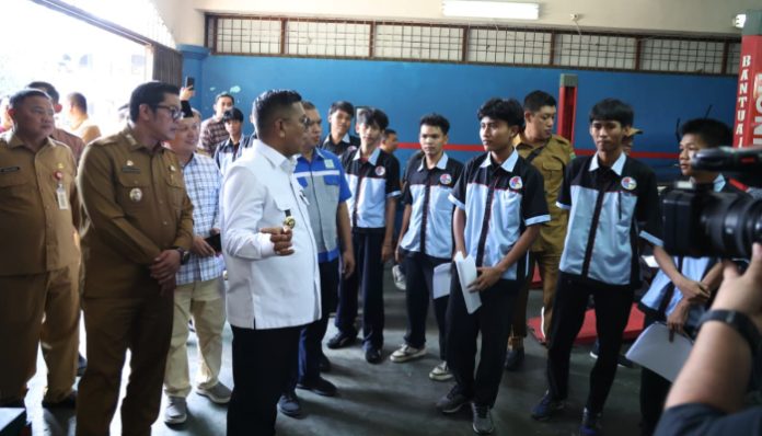 Gubernur Banten Andra Soni saat meninjau SMK Yuppentek 1 Kota Tangerang