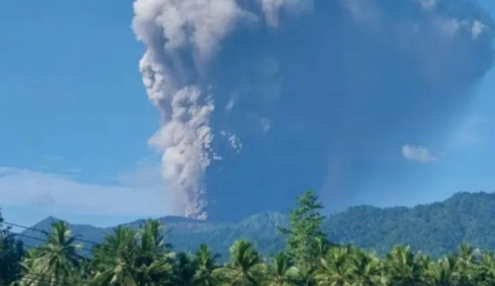 Gunung Dukono Erupsi