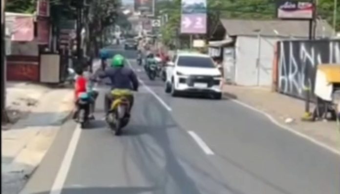 HP Bocah Dirampas Jambret Berkostum Ojol