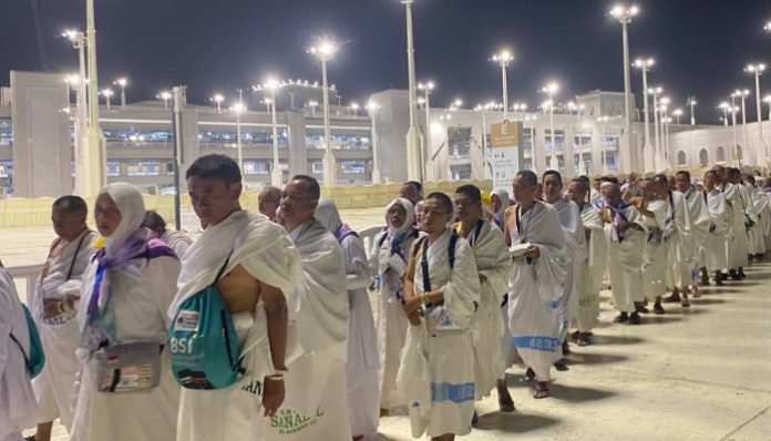 Jemaah haji Indonesia bersiap menuju Arafah jelang dimulainya fase puncak ibadah haji Armuzna