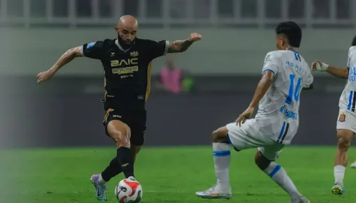 Johnathan Pereira berusaha melewati pemain Persijap dalam pertandingan sebelumnya