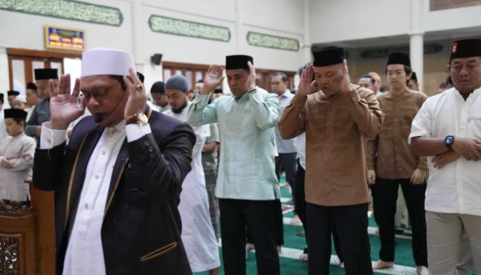 Kapolda Banten Irjen Pol Hengki melaksanakan Salat Idul Adha 1447 Hijriah bersama personel dan masyarakat di Masjid Polda Banten