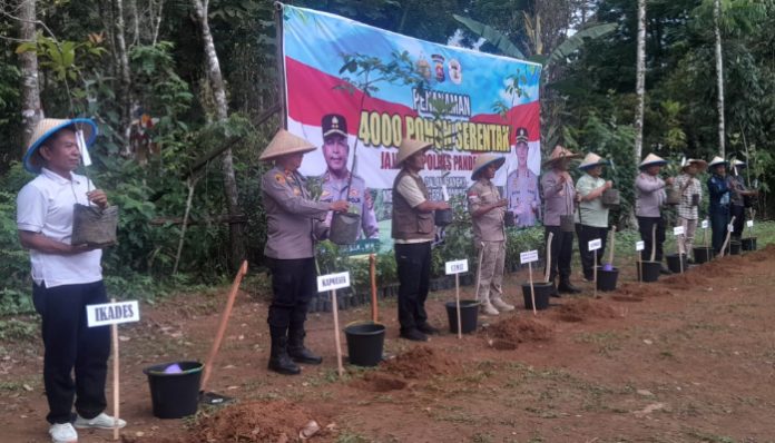 Kapolres Pandeglang AKBP Dhyno Indra Setyadi melakukan penanaman pohon secara simbolis dalam kegiatan penghijauan di kawasan konservasi Gunung Pulosari.