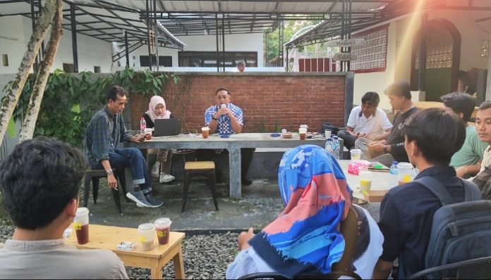 Kepala Bapperida Kota Serang, W Hari Pamungkas, memaparkan potensi dan dampak pembangunan Giant Sea Wall