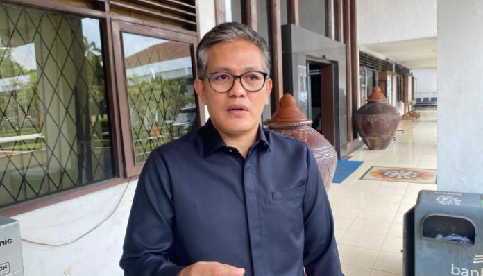 Kepala DKBP3A Kabupaten Serang Haerofiatna saat di wawancarai.