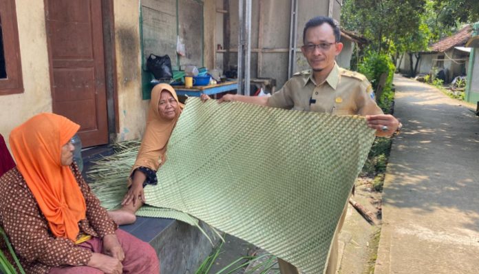 Kepala Desa Kemuning Sofwanudin memperlihatkan tikar walingi, hasil perajin di desa Kemuning