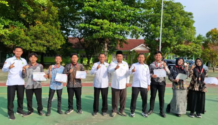 Kepala MAN 1 Serang Foto Bersama para siswa-siswi yang dapat juara dalam ajang Banten Open Silat