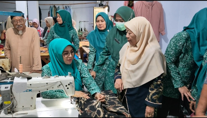 Ketua TP PKK Kota Serang mencoba menjahit