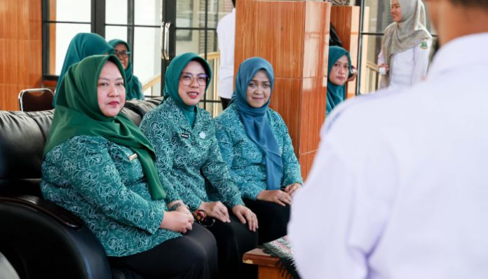 Ketua TP PKK Provinsi Banten Tinawati Andra Soni menghadiri kegiatan peningkatan kualitas produk UP2K melalui sertifikasi halal di Kabupaten Tangerang