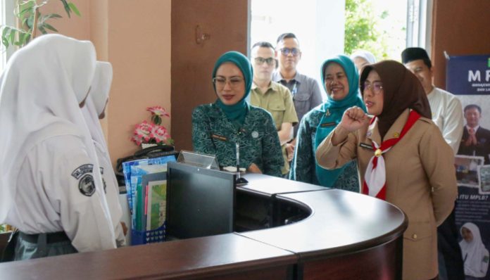Ketua TP PKK Provinsi Banten Tinawati Andra Soni menyapa siswa saat berkunjung ke SMKN 1 Rangkasbitung