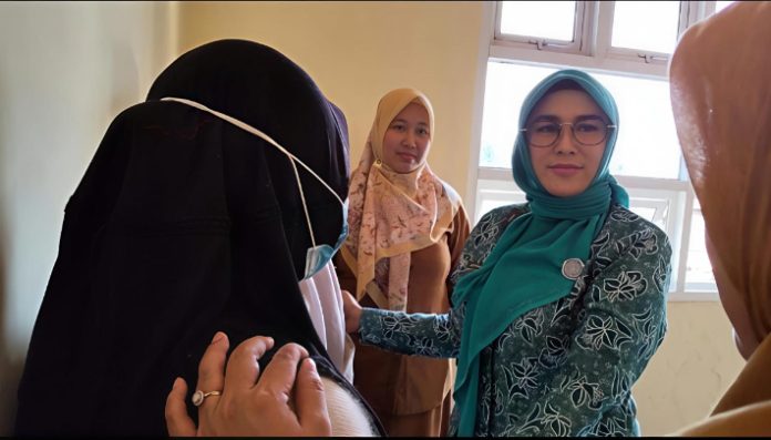 Ketua Tim Penggerak PKK Kota Serang, Arfina Rustandi, mengunjungi Rumah Aman Dinas Pemberdayaan Perempuan, Perlindungan Anak dan Keluarga Berencana (DP3AKB) Kota Serang