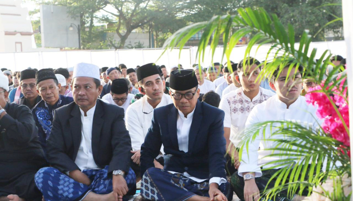 Menteri Desa dan Pembangunan Daerah Tertinggal Yandri Susanto bersama Wakil Bupati Serang Muhammad Najib Hamas menghadiri Salat Idul Adha 1447 Hijriah di Alun-alun Kecamatan Kramatwatu, Kabupaten Serang