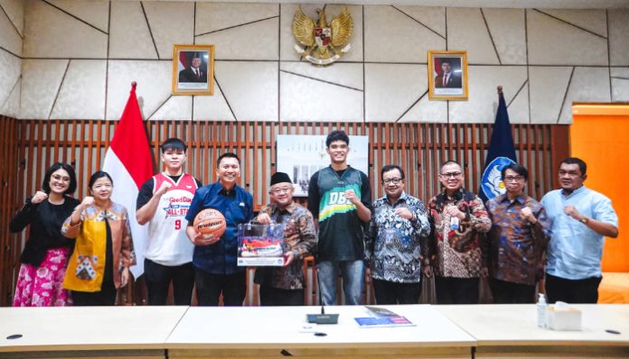 Menteri Pendidikan Dasar dan Menengah Abdul Mu’ti menerima audiensi Founder dan CEO DBL Indonesia, Azrul Ananda, terkait program DBL Super Teacher di Kantor Kemendikdasmen