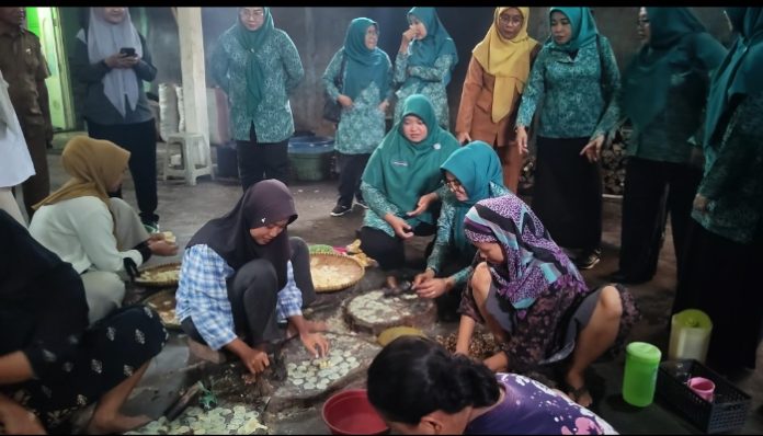 PKK Kota Serang Kunjungi Tempat Pembuatan Emping Melinjo