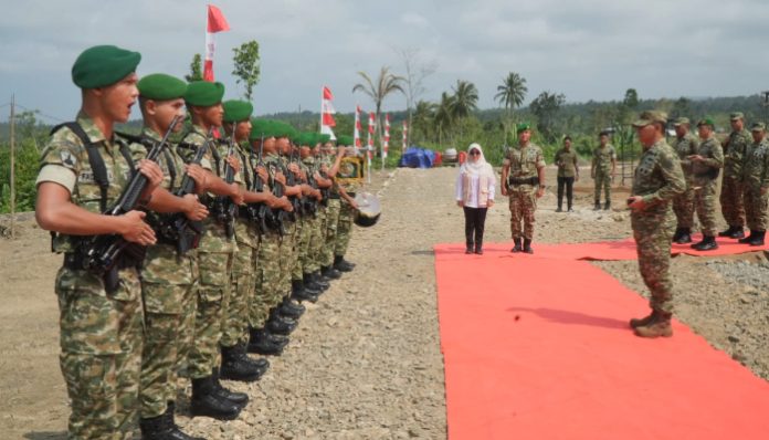 Pangdam III/Siliwangi Mayjen TNI Kosasih meninjau pelaksanaan Program Karya Bakti TNI di Desa Cibadak, Kecamatan Cimanggu, Kabupaten Pandeglang