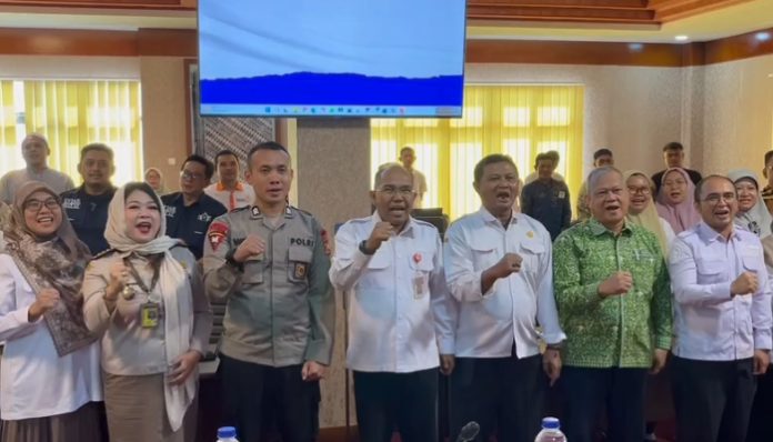 Para juru sembelih hewan dan Dewan Kemakmuran Masjid (DKM) mengikuti bimbingan teknis (bimtek) penyembelihan hewan kurban menjelang Hari Raya Iduladha 1447 Hijriah