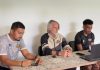 Pelatih Dewa United Jan Olde Riekerink (tengah) bersama Ricky Kambuaya (kanan) saat menghadiri pre match press conference jelang laga kontra PSBS Biak