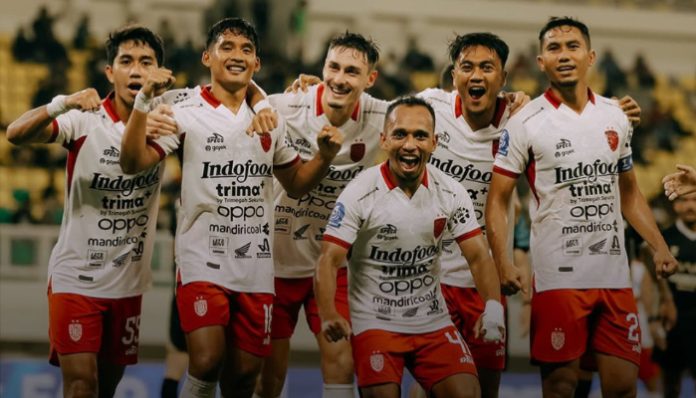 Pemain Bali United merayakan gol ke gawang Dewa United dalam laga BRI Super League 2025/2026 di Banten International Stadium