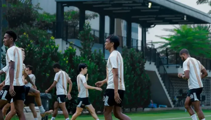 Pemain Dewa United saat sesi latihan sebelum menghadapi Semen Padang FC