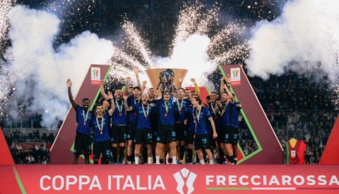 Pemain Inter Milan merayakan gelar Coppa Italia usai mengalahkan Lazio 2-0 di final