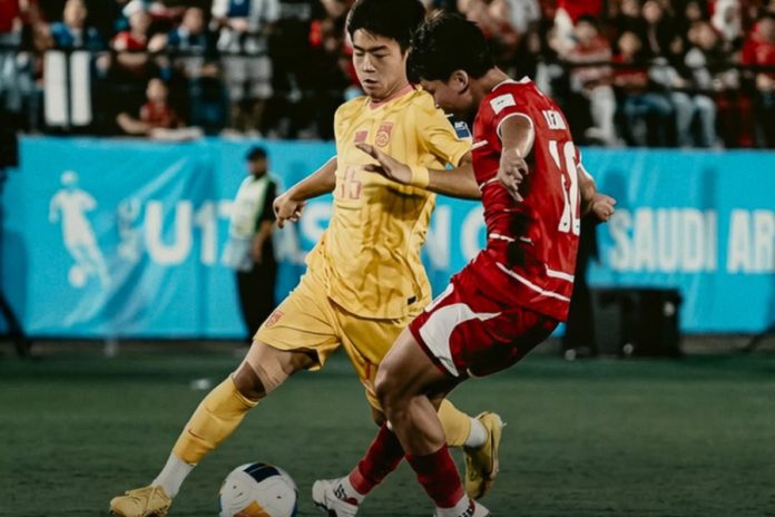 Pemain Timnas Indonesia U-17 berduel dengan pemain China dalam laga fase grup Piala Asia U-17 2026