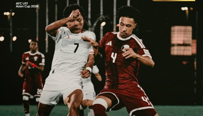 Pemain Timnas Indonesia U-17 mencoba menghentikan pergerakan pemain Qatar dalam laga Grup B Piala Asia U-17 2026