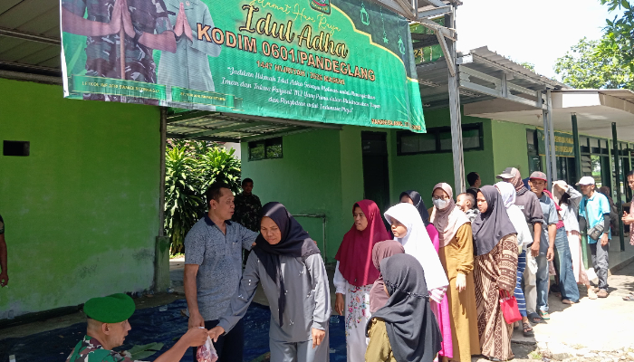 Pembagian paket daging kurban anggota Kodim Pandeglang kepada warga