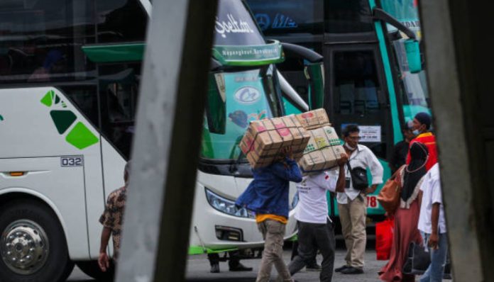Penumpang Bus di Terminal Pakupatan Serang Melonjak