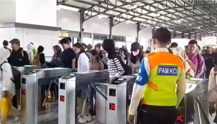 Penumpang Commuter Line di Stasiun Rangkasbitung Meningkat