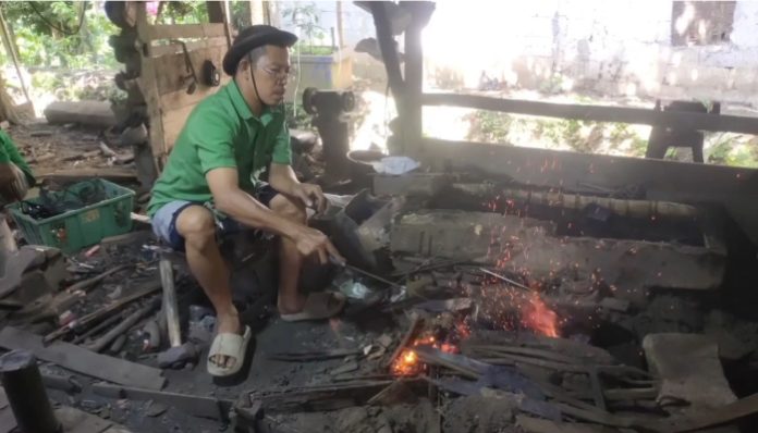 Perajin Golok di Lebak Kebanjiran Pesanan