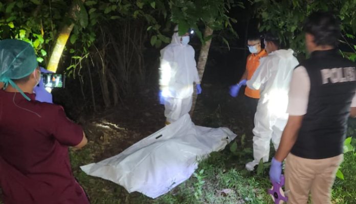Petugas Satreskrim Polresta Serang Kota melakukan penyelidikan kasus wanita yang ditemukan meninggal tergantung di pohon rambutan di Cipocok Jaya