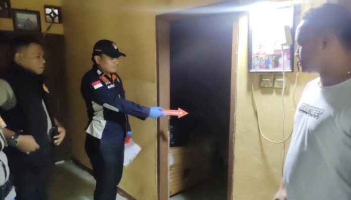 Petugas kepolisian melakukan olah TKP penemuan perempuan meninggal dunia di Kabupaten Pandeglang