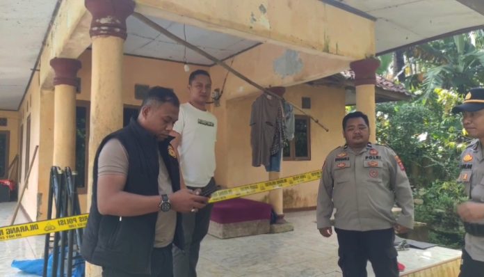 Petugas kepolisian melakukan penyelidikan kasus perempuan yang ditemukan meninggal di rumah kekasihnya di Pandeglang