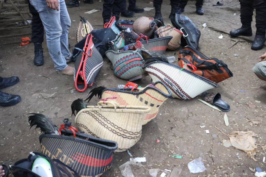 Petugas kepolisian memasang garis polisi usai menggerebek arena yang diduga digunakan untuk perjudian sabung ayam di Kabupaten Tangerang