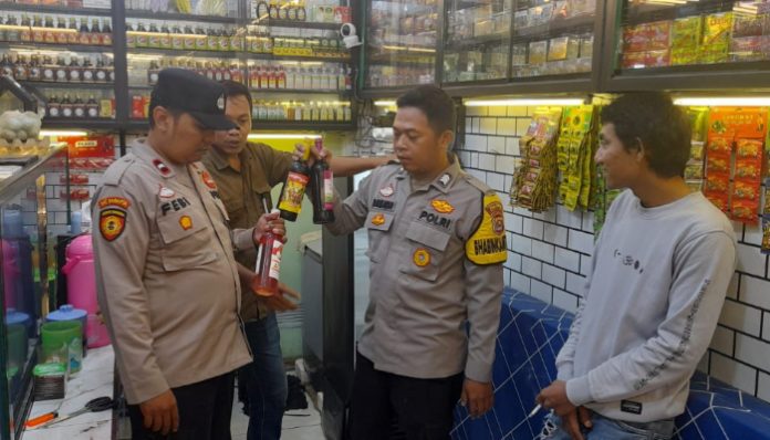 Polres Serang saat razia miras ilegal di Cikeusal
