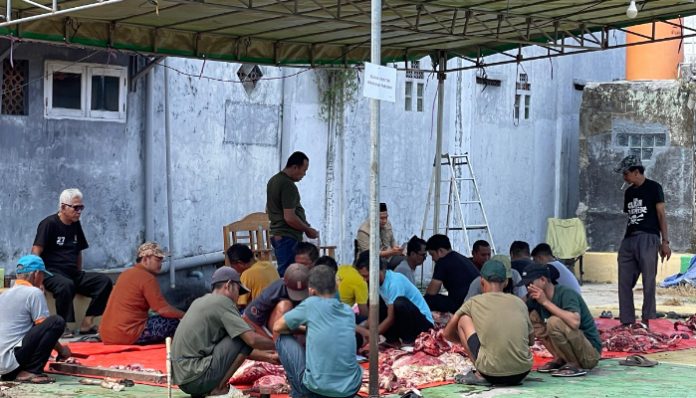Proses penyembelihan hewan kurban di Kavling Brimob Kota Serang